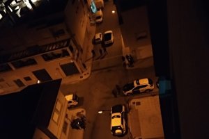 Despliegue policial anoche en la calle Carboneras de La Puebla de Vícar donde ocurrió la reyerta