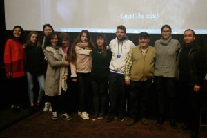 MJ Caballero (segunda por la derecha) con los alumnos y dirección de la Escuela de Arte Dramático y Cine.