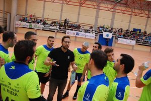 El entrenador dando instrucciones.