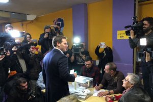 Albert Rivera depositando su voto.