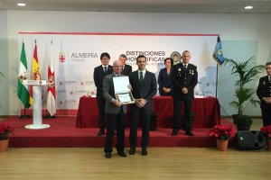 El alcalde entrega una placa al comisario Pedro Giménez, jubilado este mes de diciembre