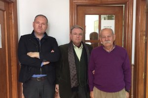 El nuevo juez de Paz, junto al alcalde y su antecesor en el puesto.