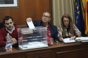 Arturo Grima, portavoz del PP, vota durante la investidura de la alcaldesa.