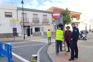 La concejal Francisca García en calle Jacinto Anglada durante la colocación de las señales.