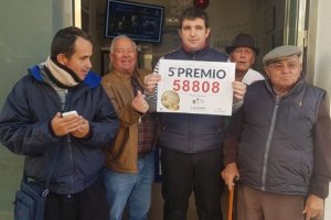 José Ruiz Díaz, el lotero que ha vendido un décimo del 5º premio, ante la administración de Carboneras.