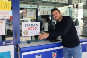 Eduardo Linares, responsable de la administración de Vícar que ha vendido el 5º premio.