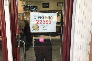 El estanco en el que ha tocado este premio poniendo el cartel.