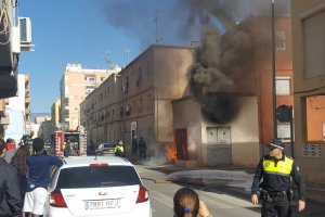 Llamas y humo del transformador incendiado.