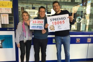 Familia Linares Serralta mostrando los dos quintos premios que han repartido en su Administración