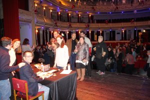 Alberto Cerezuela, autor del libro Misterios de Almería y editor de su sello Círculo Rojo, firmando libros tras su presentación en el Teatro Cerva
