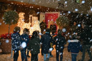 Niños almerienses disfrutando ayer de la primera Nevada Musical, en el Museo de la Guitarra.