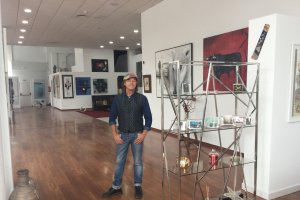 Waldi Wrobel en el interior del art center que ya puede visitarse en Roquetas.