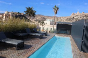Vistas desde el rooftop. Desde el rooftop del Hotel se viven experiencias única de las vistas de la ciudad y la Alcazaba como fondo.