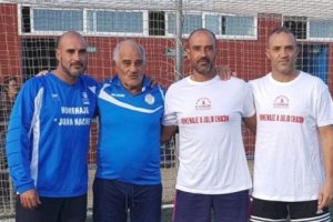 Chacón con sus hijos en su homenaje en La Cañada.
