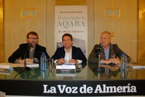 Evaristo Martínez, jefe sección Vivir de LA VOZ; Alberto Gutiérrez, autor; y Javier Imbroda, ex seleccionador.