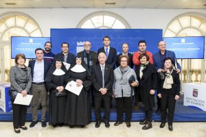 Representantes de las ONG con el presidente y el vicepresidente de Diputación.