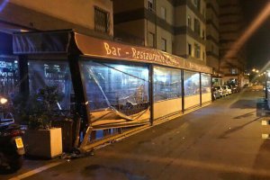 La terraza contra la que chocó la furgoneta.