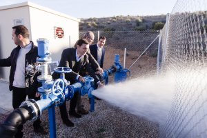 El vicepresidente en las instalaciones del sondeo de Sorbas.