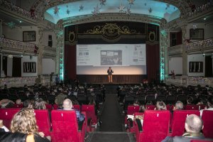 Luis Flores, organizador y dinamizador Ideas for Almería, presenta el evento.