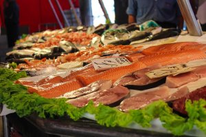 Diferentes clases de pescado a la venta en un mercado