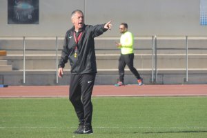 Lucas Alcaraz dando instrucciones en el campo Anexo.