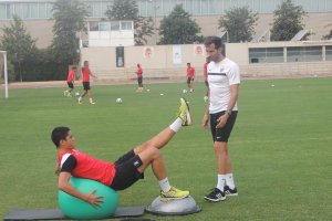 Igor Engonga trabajando en el campo Anexo del Estadio de los Juegos.