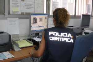 Policía Científica examina huellas dactilares