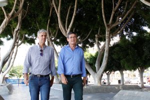 Manuel Cortés y César Arróniz durante una visita a un parque en Adra.