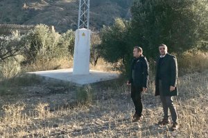 Lorenzo junto a una instalación eléctrica de la zona.