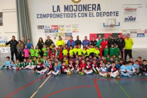 Todos los equipos posan en el centro de la pista tras el desayuno saludable.