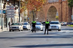 Dos agentes dirigen el tráfico en la capital.