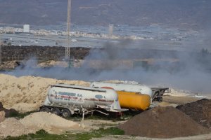 Restos humeantes tras varias horas de trabajo de los bomberos en la planta de tratamiento de residuos vegetales de Ejido Medio Ambiente.