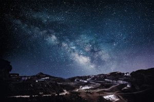 Foto de las canteras y la Vía Láctea de Carlos de Paz y Francisco Villegas que abre el calendario.