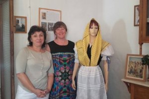 Yulia, junto a Marisol, una guía turística, en su Casa Museo, junto al maniquí de una mojaquera típica con el pañuelo amarillo.