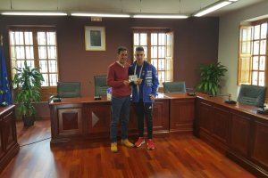El concejal de Deportes junto al bicampeón Cristóbal.