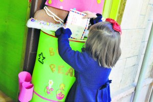 Una almeriense se dispone a echar su carta en el buzón real, esperando con ilusión que esta llegue a su destino.