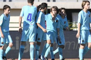 Cristo Muñoz, al fondo, celebrando un gol con el Barça.