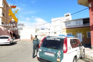 Agente durante una de las intervenciones realizadas en Adra.