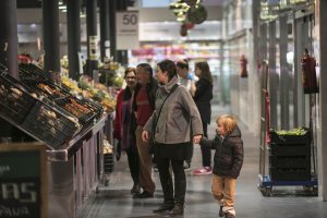 Las familias acuden a hacer compras navideñas.