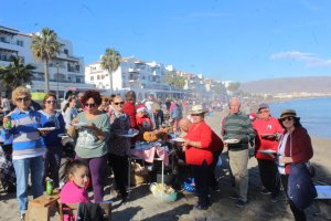 Antonio Rubí Cano y María Jiménez, con sus hijas, Angelita, Manoli e Isabel, además de sus nietos y sus grandes amigos que disfrutaron con la fiesta 