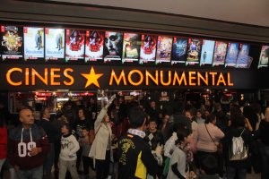 Cines Monumental incorpora paneles con cartelería digital informando durante las 24 horas del día, más pantallas con información de asientos libres y
