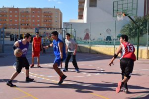 Vícar sale a la calle para vivir el baloncesto.