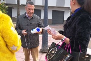 Reparto de los kits higiénicos.