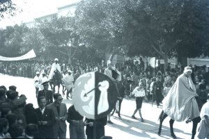 Los Reyes Magos a su paso por la Avenida del Generalísimo, entre el público mirando de frente Jesús de Perceval.