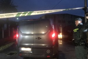 Un furgón de la Guardia Civil sale de la nave donde está el pozo en el que se encuentra el cuerpo