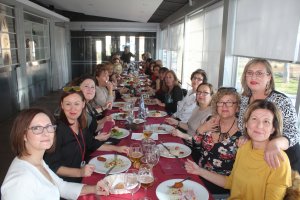 Auxiliares, personal médico, enfermería y administración de la Residencia de Mayores del Zapillo se reunieron para celebrar la Navidad así como cerra