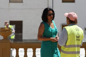 La alcaldesa, con una trabajadora el pasado verano.