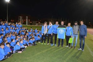 Juanjo segura con los deportistas.