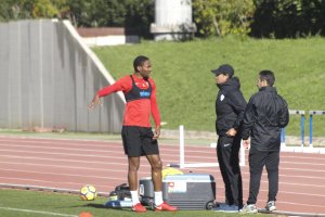 Owona hablando con el doctor Rivas.