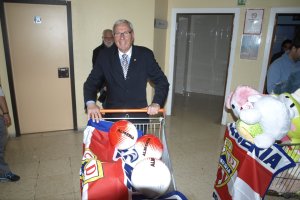 Manolo García con el carrito lleno de regalos.